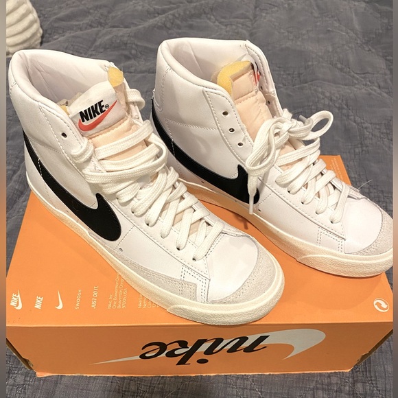 Nike Shoes - NEW Nike Women’s Blazers Mid ‘77 Size 7